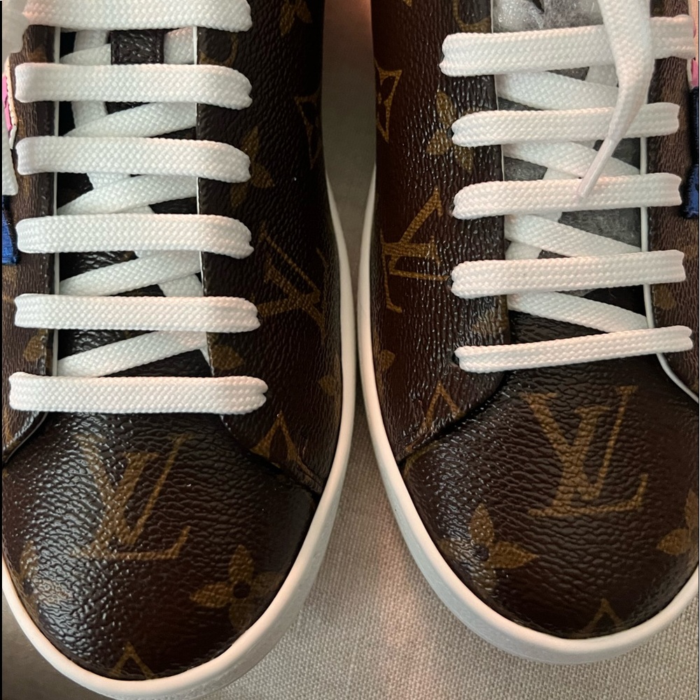 BRAND NEW LV WOMAN SNEAKERS